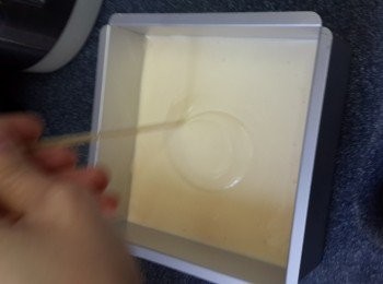 step9: 再輕輕震幾下，用竹簽向四周攪勻(可去除多於氣泡)