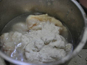 step1: 購買已經處理好的大腸頭，再用麵粉搓柔處理幾遍，以確保更乾淨