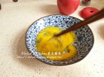 step3: 將雞蛋打出 , 加入少許鹽及黑胡椒碎打成蛋液
