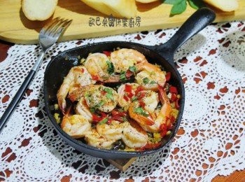 step8: 美味可口的西班牙Tapas的必點菜~橄欖油蒜味蝦就能上桌品嘗囉。 蘿勒的運用不局限，台式蘿勒，甜蘿勒，巴西里，或任何喜歡的香草都可運用