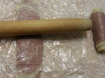 step15: 再將皮打直壓平用棍碌成長形,再由上向下卷起,再放入雪櫃待粉團休息15分鐘