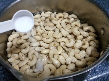 step1: 將腰果洗淨，加入適量凍水至腰果全部都浸到，倒入1茶匙幼鹽