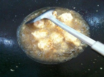 step2: 將雞肉絞搓圓型《不要搓太大粒中等就好》沾上玉米粉，下鍋油炸至金黃色，盛起待用。