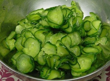 step10: 小黃瓜切片，灑鹽後抓勻等30分