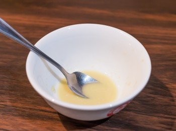 step3: 撞入鮮奶前先快速地用小匙攪勻薑汁。