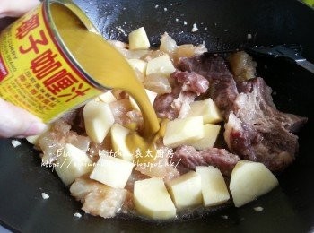 step7: 再加入薯仔及利川咖哩汁拌勻 , 用慢火炆30分鐘