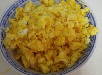 step4: 雞蛋打散，倒油鍋中快速炒成细粒。