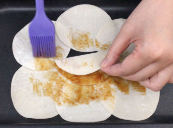 step4: 輕輕搽上海鮮醬，令餃子皮唔易散開。