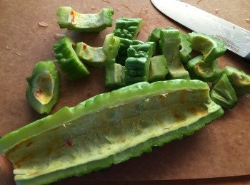 step4: 苦瓜沖洗後，去籽，切細件