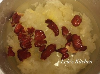 step2: 白木耳剪碎後，放入內鍋
同時可以將紅棗去籽、一併丟入鍋中
再放入1000cc的水
外鍋放2杯水，按下開關