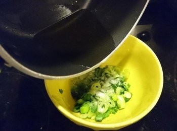 step4: 葱切幼粒，放入碗中，加入鹽。另燒熱滾油，淋到葱上拌勻，攤凉