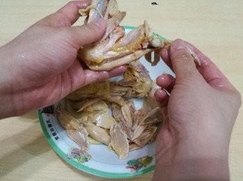 step5: 把雞皮撕掉不要，雞肉撕成小塊。