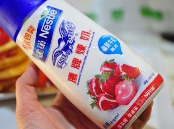 step13: 接著再讓寶貝Q淋上香甜可口的【鷹牌煉奶】