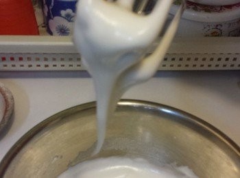 step5: 5)蛋白2隻用電動打蛋器高速打至大泡泡，一次倒入砂糖40g
用中速打至軟性發泡(提起打蛋器，蛋白霜尖角向下垂)