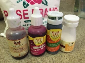 step1: 由於我家老爺是印尼華僑 家中也常印尼食品材料 我會努力多做點印尼菜式作分享吧
以上的色素可以在印尼或東南亞小店中 (街市印尼店)有售 後方的是木薯粉