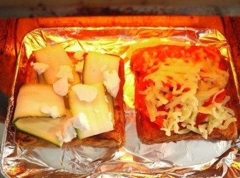 step4: 吐司放上配料入烤箱烤約5~8分鐘即可
左：吐司上依序放上櫛瓜片、羊奶乳酪,吃之前在灑上少許巴沙米可醋 
右：吐司先塗上少許番茄醬再放上義士臘腸片然後灑上適量比薩起司即可