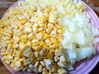 step1: 粟米起粒，薯仔洋蔥切粒備用