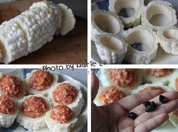 step2: 苦瓜洗淨後切成六段 (視苦瓜大小而定)
挖空中間的籽並刮除內壁的薄膜
把拌好的絞肉填入苦瓜裡完全填滿
填充好肉餡的苦瓜整齊地擺放在盤子裡

黑豆鼓沖一下水之後灑在盤子裡
倒進少許的香菇和露醬油和少許糖。