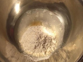 step2: 將麵粉過篩後放入大鋼盆中, 加入水鹽糖和酵母即橄欖油, 用手揉成麵團