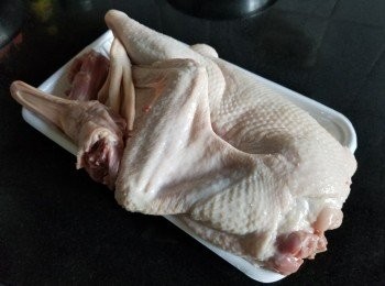 step3: 米鴨，用 2片薑拖水，等鴨皮稍為收縮，這樣做可容易檢查及去除鴨毛，再將鴨切件