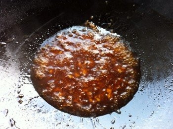 step4: 鍋內加入1大匙食油，爆香蒜蓉，然後倒入所有醬汁，中火煮至濃稠