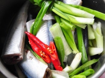 step1: 備料，將秋刀魚切半(我有取出內臟物，看個人喜好取不取出都可以喔!)