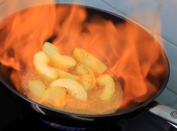 step3: 加入4茶匙砂糖拌勻，煮至蘋果開始軟化，加入拔蘭地，揮發酒精。
若想加快可燃點酒精