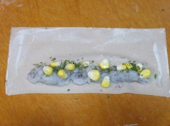 step5: 在底部放上蝦膠，放上粟米粒和乾蕃茜碎，上左右3邊都塗上麵粉膠水。
