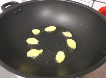step6: 易潔鍋燒熱2湯匙油， 中火把薑爆至微焦讓香味散發， 撈起薑片， 油留用