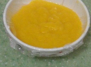 step1: 把芒果蓉倒入已舖上保鮮膜的碗內，放入冷藏庫冷藏成芒果冰。