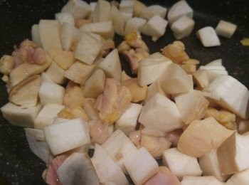 step4: 用一塊薑片起鑊炒雞肉，半熟後下菇粒和雲腿略炒，上湯隔去湯渣後，將上湯加入雞粒,菇粒和雲腿一同煲滾備用。