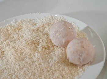 step7: 再包裹起來再搓回球狀在表面噴水黏上麵包糠