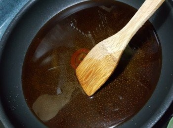 step4: 將<span class="group_2">醬汁料</span>:日本味醂15g,原蔗糖55g,蘋果醋45g,生抽28g,食用凍開水28g煮滾