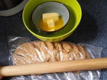 step2: 將無鹽牛油隔水溶化；將消化餅放入保鮮袋或密實袋中，用木棍壓碎
