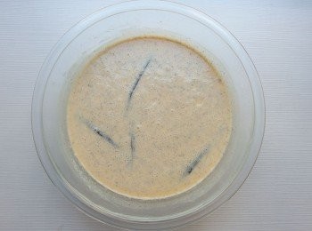 step6: 再加入蘭姆酒混合均勻,用湯匙將表面的氣泡稍微擠破。先蓋上一層保鮮膜再蓋上調理碗蓋子,放至冰箱冷藏至少24小時,讓麵糊經過長時間的熟成才能烤出好成品。