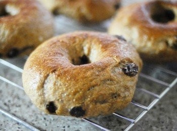 step9: 用布吸乾貝果的水，放在烘焙紙上，在面上掃一層蛋白。放入烤箱220度烤15分鐘，然後再反轉貝果烤五至十分鐘即成！