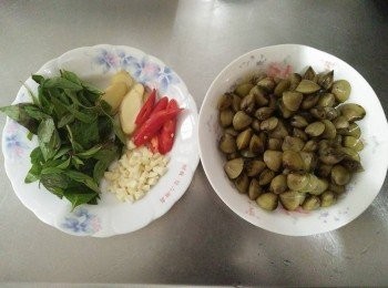 step1: 黃金蜆先加入塩巴，並以冷水吐沙約3-5小時，約1-2小時，需換水清洗再重泡吐沙至清水洗淨時吐沙時，水無泥沙、雜質即可；敲蒜頭並去頭尾，剝掉外膜，對切小成小塊；九層塔洗淨；辣椒斜切；薑片切8小片；備用；