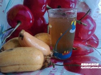 step5: 熬煮完的蓮藕茶可依個人喜好添加糖等待冷卻，再放進冰箱冰起來，想喝就可以拿出來喝，或是再添加冰塊為夏日炎熱解個冰涼。