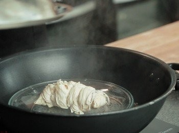 step3: 大火小滾放入蒸格隔水蒸8-10分鐘關火取出侍涼, 拆繩