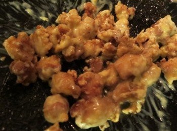 step3: 炸好将鸡块捞起,关火把油倒掉,再把鸡放进锅里和调味料捞匀既可。