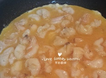 step5: 再一次燒紅油鑊, 油要非常之滾熱才下蛋液, 快炒幾下落蝦仁