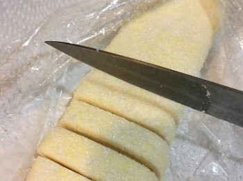 step9: 雪好既酥皮切條， 每條約1/2吋闊
