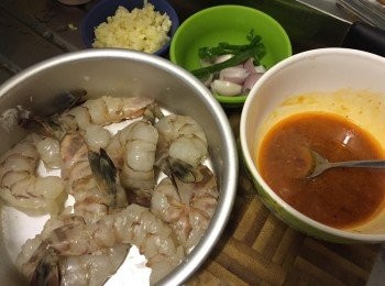 step1: 1. 海蝦先剪去腳及蘇，去腸，留尾部，沖洗後用廚房紙徹底印乾，用生粉、胡椒粉略醃備用