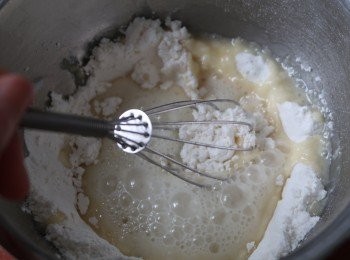 step1: 把煮熱的油加入低粉內拌勻