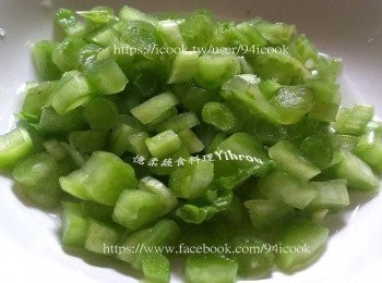 step1: 能吃的就盡量不要丟棄，白蘿蔔準備來煮湯，平日芹菜葉就拿來煎蛋，白蘿蔔梗加一點鹽醃軟去水，就變成雪裡紅，早上醃中午就可以拿來煮了。