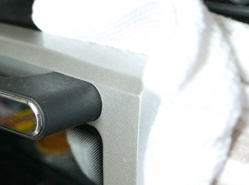 step17: 烤焗完成後，拉開焗爐門1-2吋，把蛋撻多留在焗爐內5分鐘之後取出。注意！！！如果烤焗後太快取出蛋撻，蛋漿部份可能會過份地下陷，但如果把蛋撻留在焗爐中太久，蛋漿又會變得過熟。所以記緊要細心留意時間。