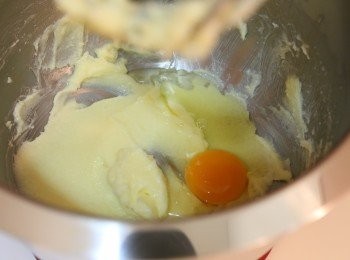 step2: 加入雞蛋 (分開每次加一隻)