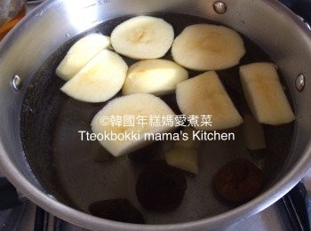 step2: 準備湯煲,放入以上的材料和倒入2L水,