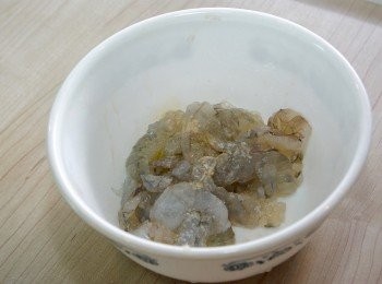 step1: 蝦除去殻去腸、開邊，加入半湯匙油，少許胡椒粉，1/4茶匙鹽拌勻。