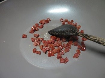 step7: 先不用落油,放臘腸粒於鑊中,迫出油份爆香臘腸
